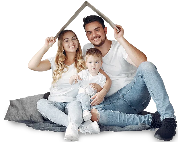Familia feliz sosteniendo un techo simbólico
